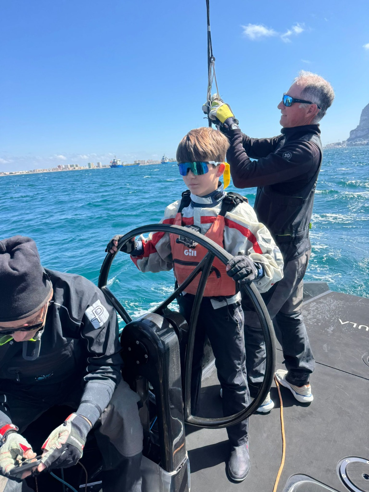 Rafael Trujillo, de la Escuela de Vela del RCN La Línea, entrenó con el Team Península RC44