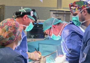 Portada - Dr. Pedro Aranda durante una cirugia cardiaca - Al Sol de la Costa