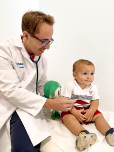 Portada - El Dr. Enrique Sanchez jefe del servicio de Pediatria del Hospitial Vithas Xanit y Vithas Malaga - Al Sol de la Costa