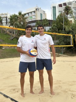Marbella consolida su papel como sede de la Copa de SS.MM. el Rey y la Reina de Vóley Playa - HERMANOS BELLO HIGUERON RESORT - Al Sol de la Costa