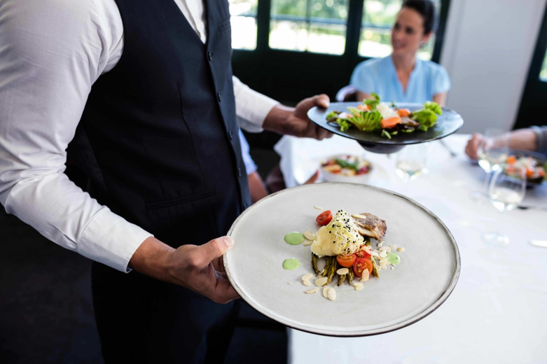 Qué hace que un restaurante frente al mar en Marbella siga lleno cuando otros cierran - Imagen8plato - Al Sol de la Costa