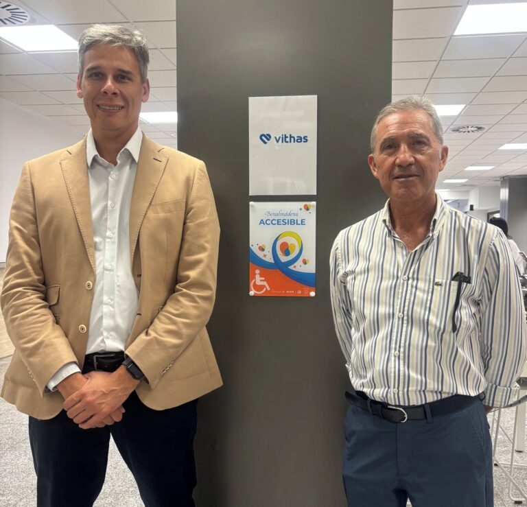 Portada - El director gerente del Hospital Vithas Xanit Internacional i y el presidente de la ONG PARAOCIO d ambos junto a la distincion - Al Sol de la Costa