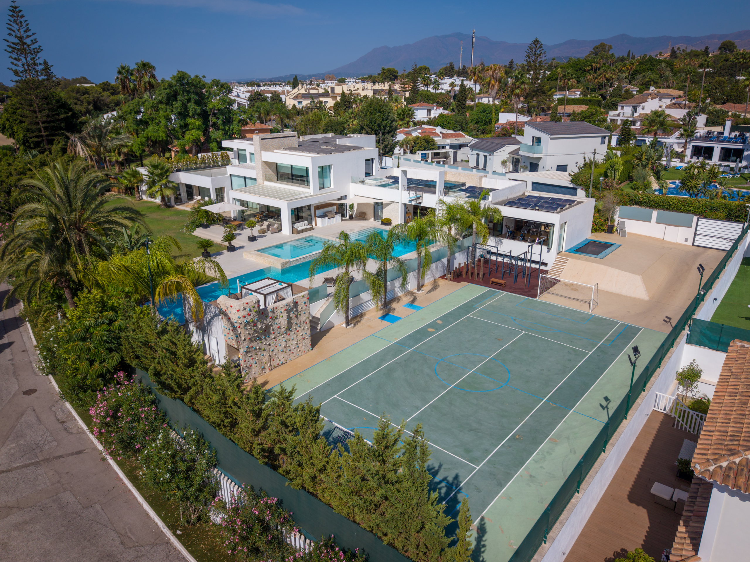 La Villa de Kretz Family, en Estepona, con alma de resort de lujo y valorada en 14.500.000 € - Imagen8villa scaled - Al Sol de la Costa